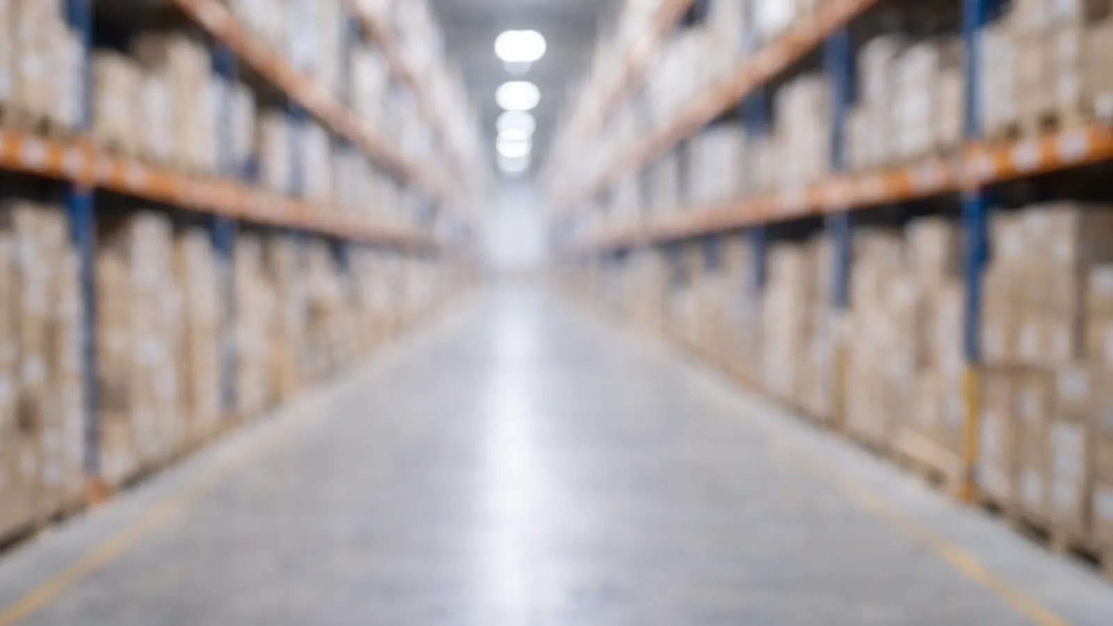 Große Lagerhalle als Hintergrund. Lagerhelfer unterstützen Unternehmen bundesweit bei Kommissionierung, Verpackung und Verladung.