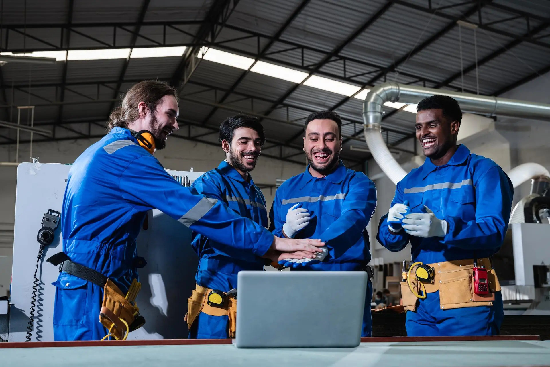 Montagehelfer im Team bei industrieller Zusammenarbeit und technischer Abstimmung.
