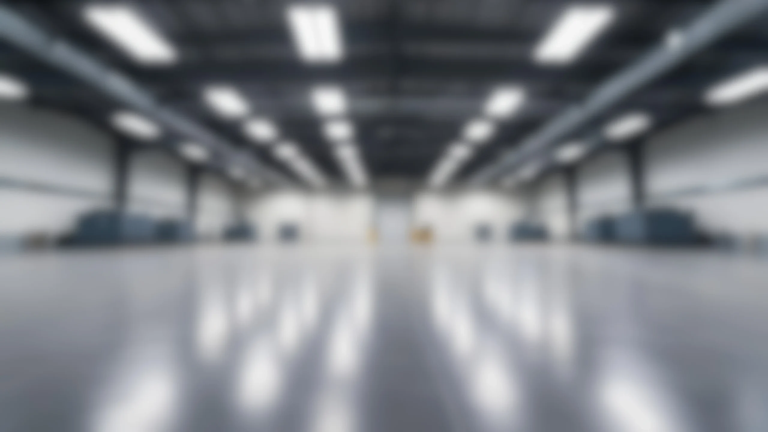 Montagehelfer in einer Industriehalle bei Montageeinsätzen bundesweit.